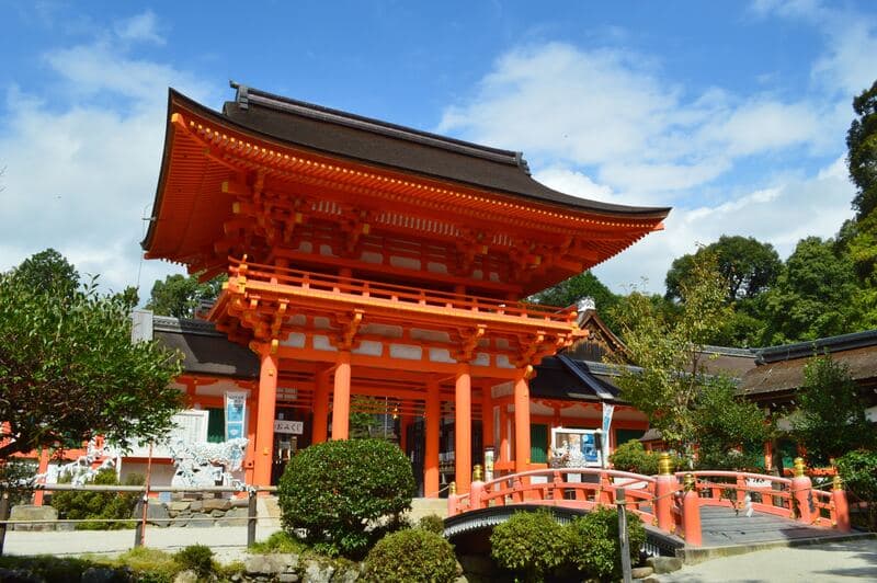 葵祭の舞台となる上賀茂神社の楼門と神橋