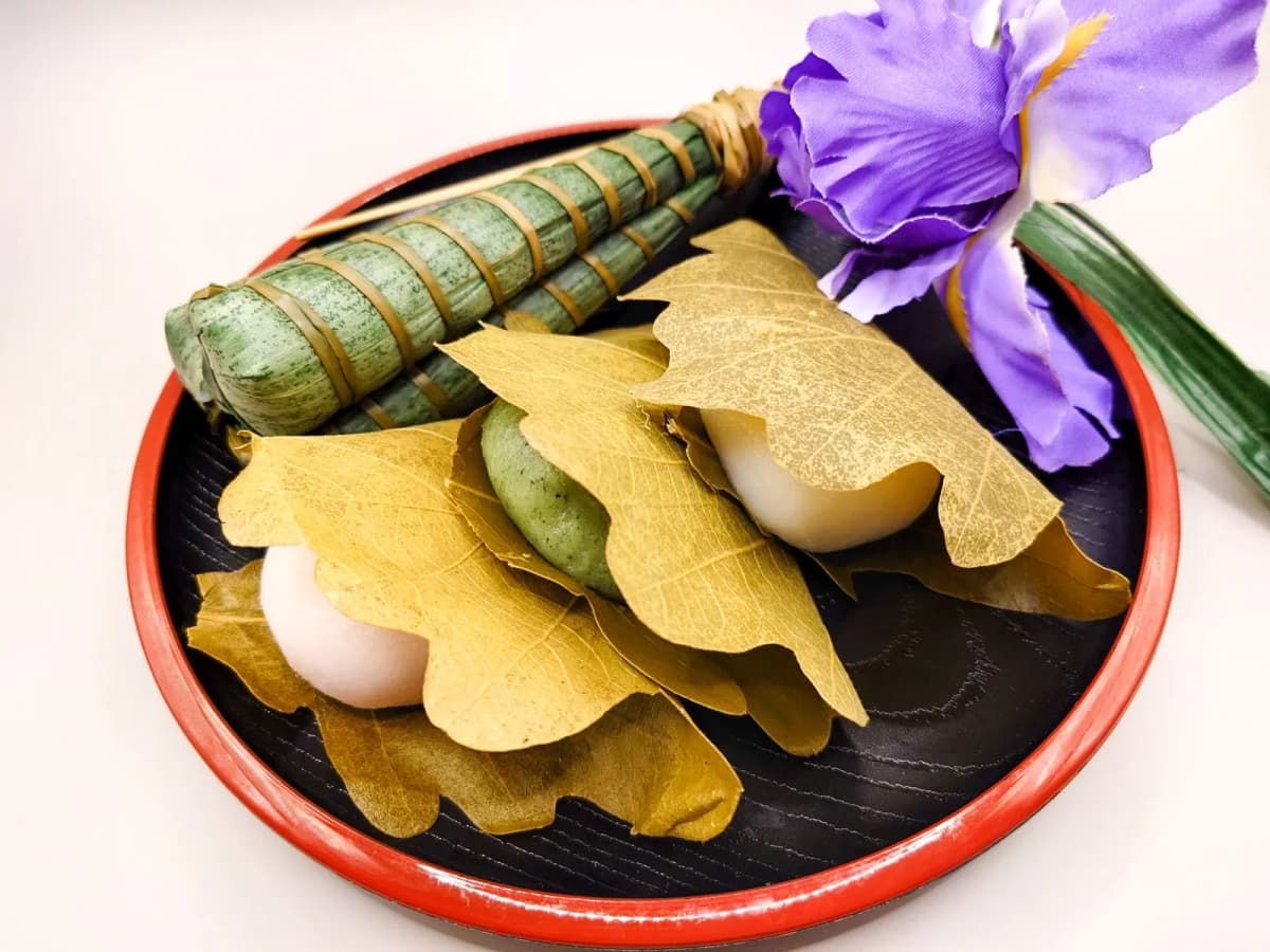 器に盛ったちまきと柏餅
