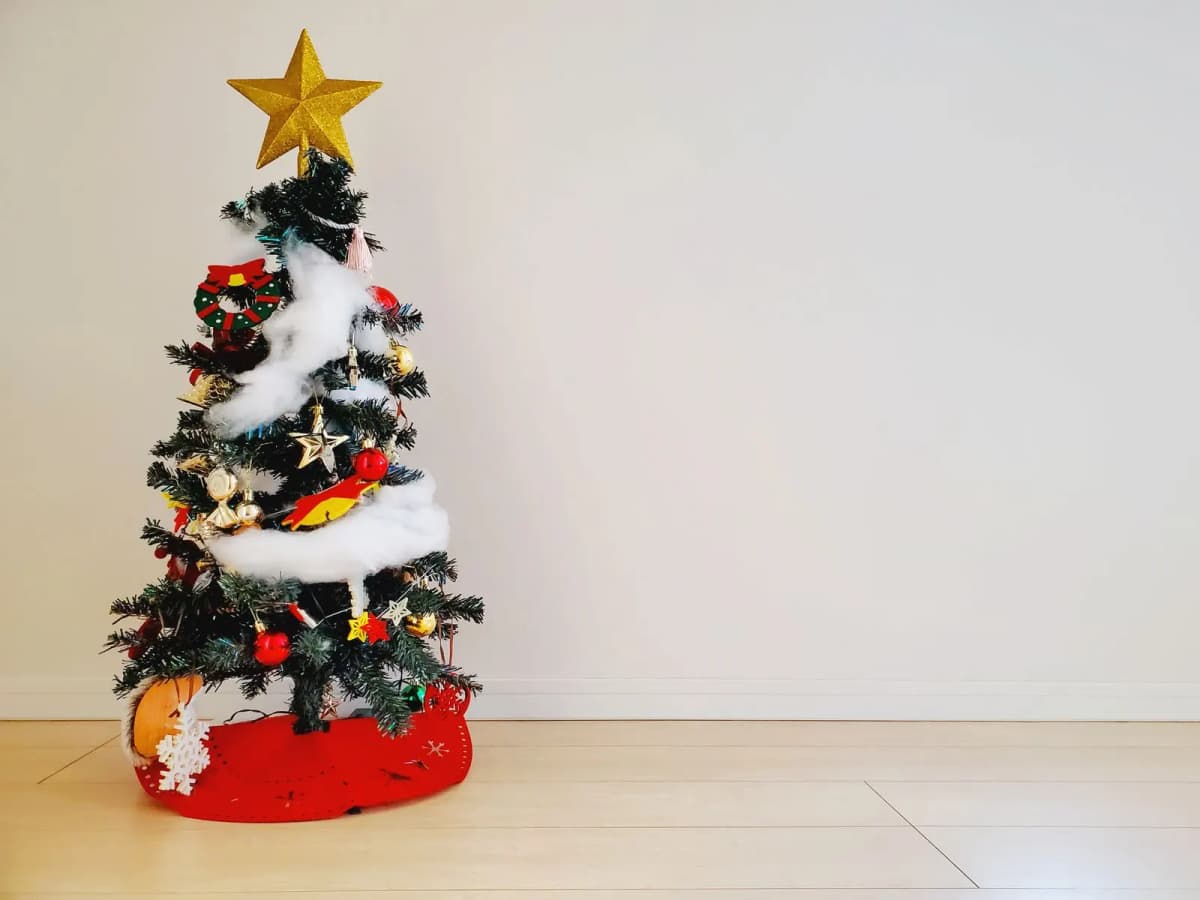 部屋に飾った小さなクリスマスツリー