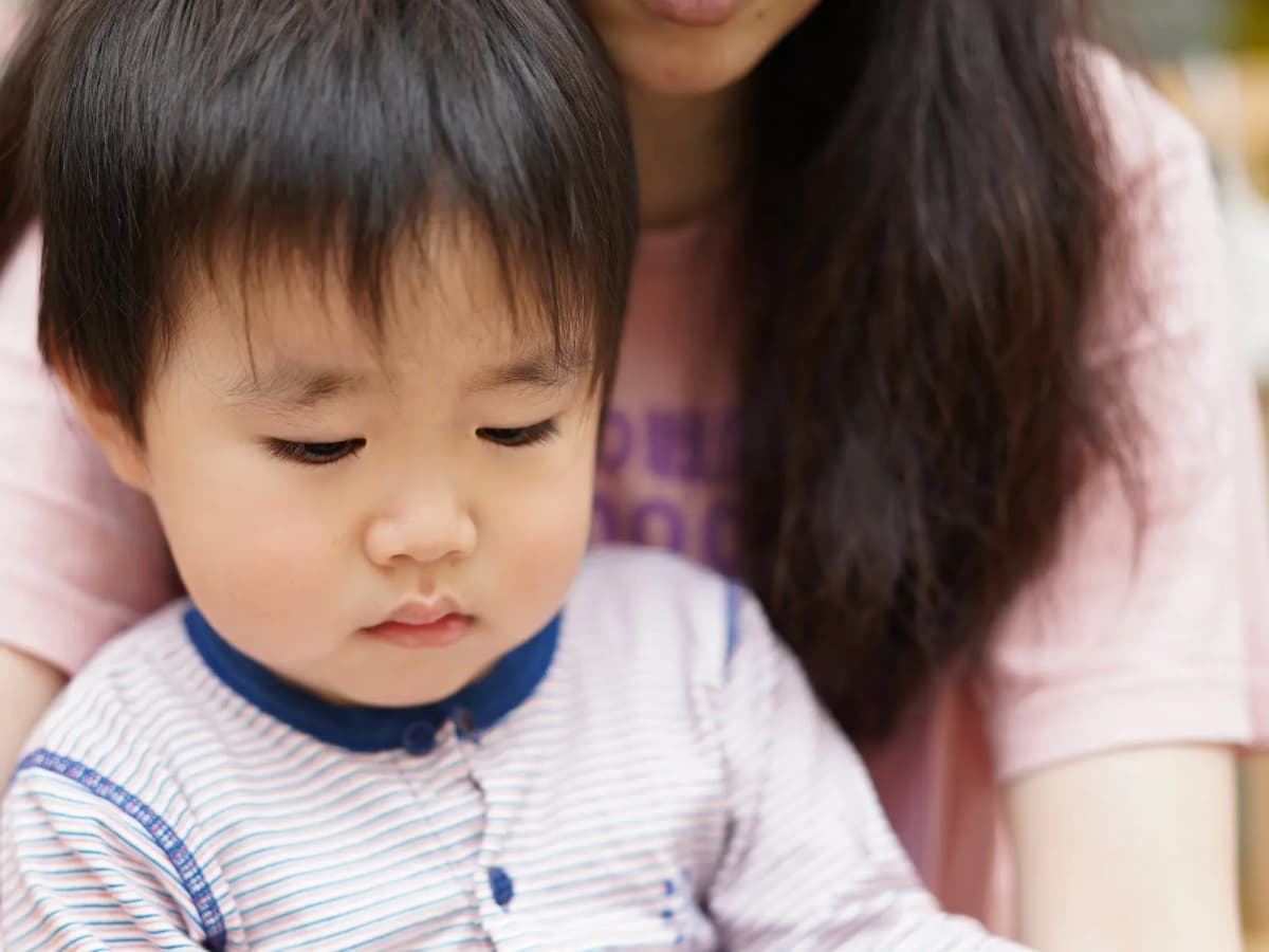 母親のひざの上に座る男の子
