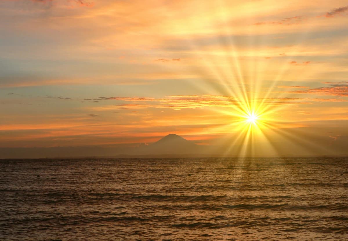 海の向こうの富士山と初日の出