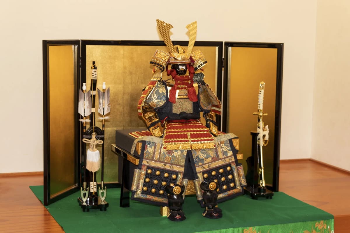 金屏風の前に飾られた鎧の五月人形