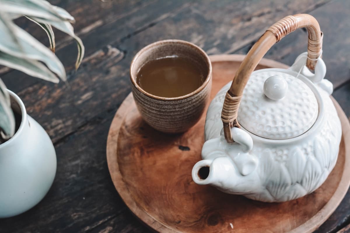 急須と湯呑みに注がれた日本茶