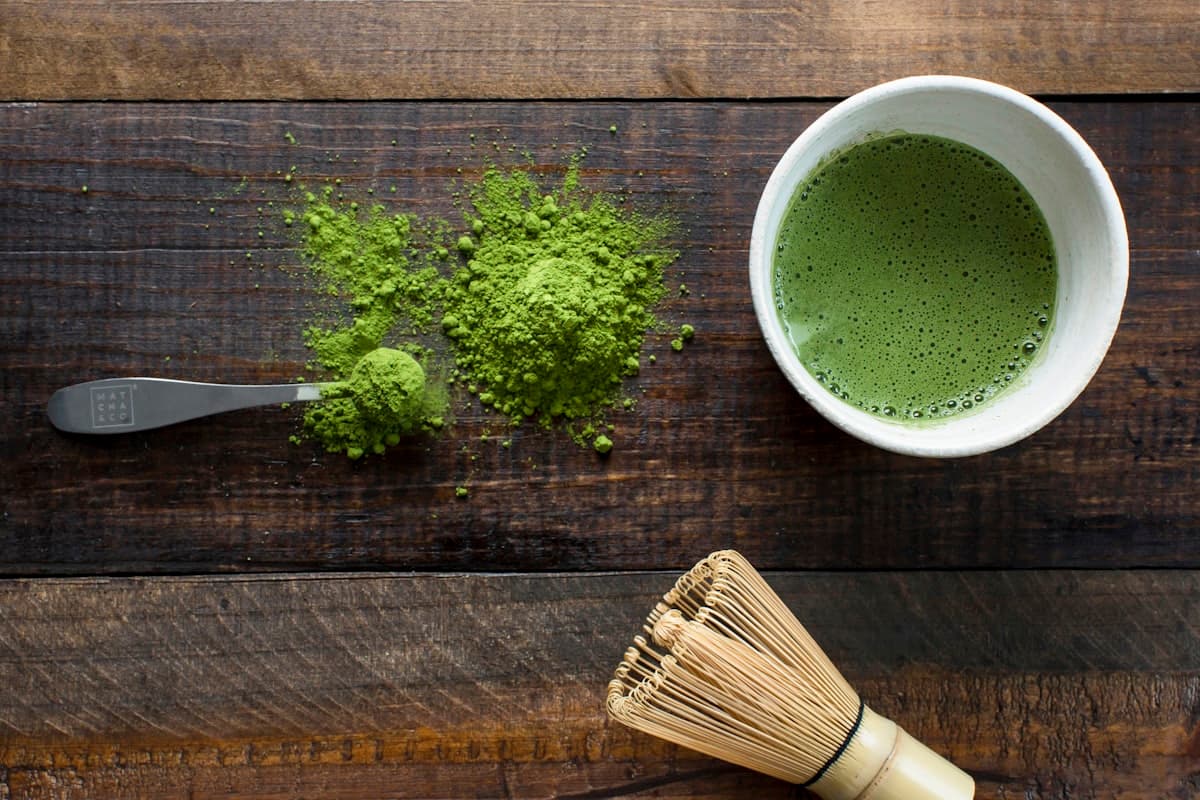 抹茶の粉と茶筅、点てた抹茶