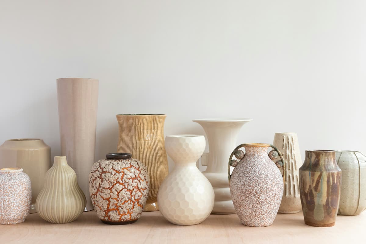 さまざまなデザインの陶磁器の花瓶が並ぶ