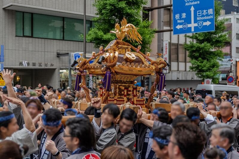 神田祭の神輿渡御で黄金の神輿を担ぐ人々