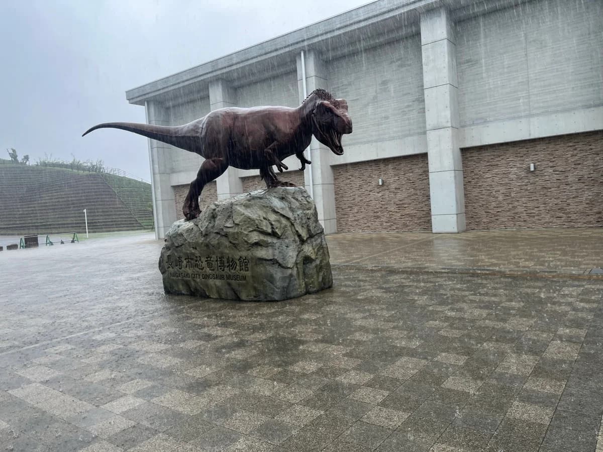 長崎市恐竜博物館の入口にあるティラノサウルスの像