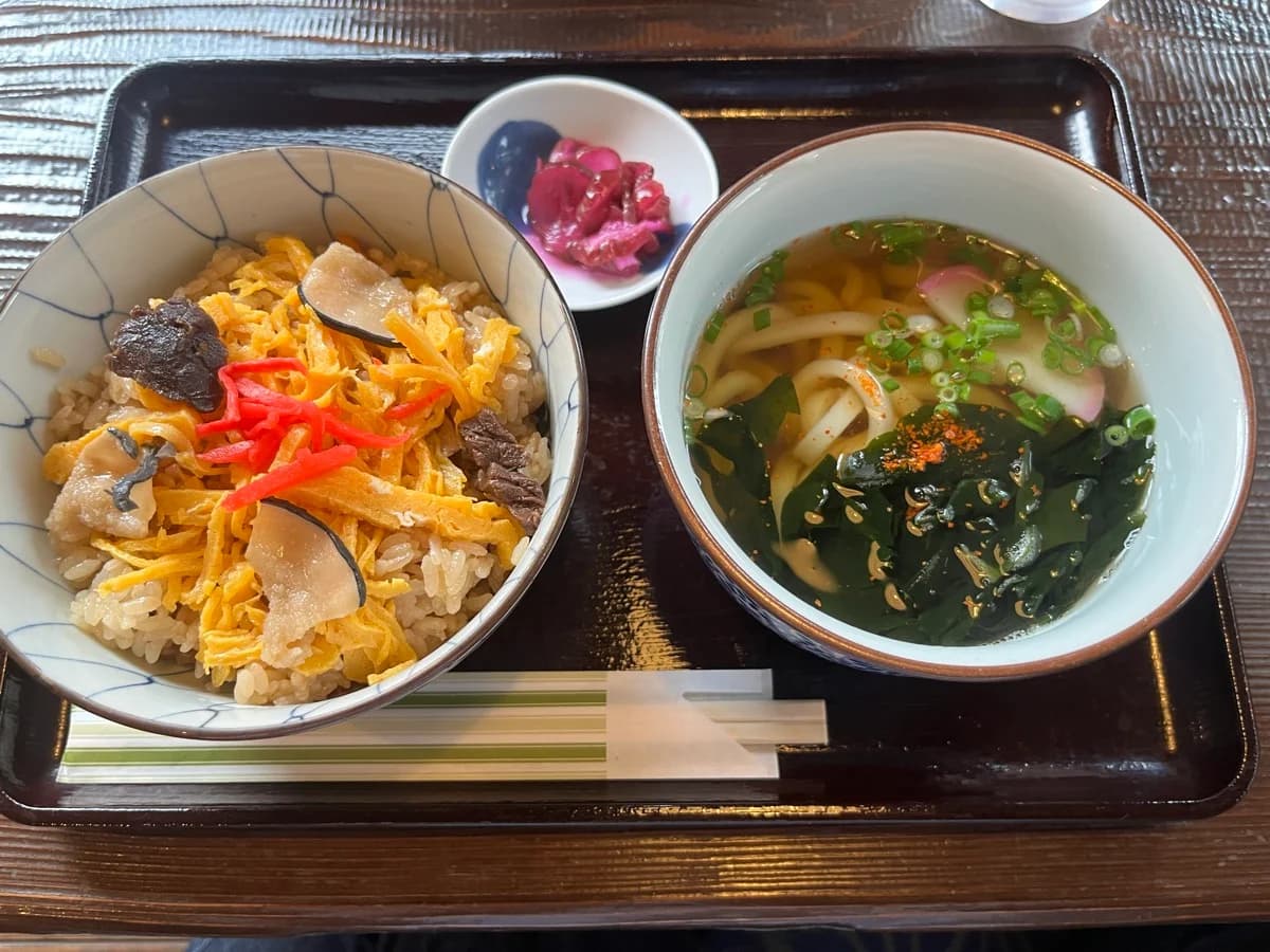 鯨の炊き込みご飯とうどんのセット