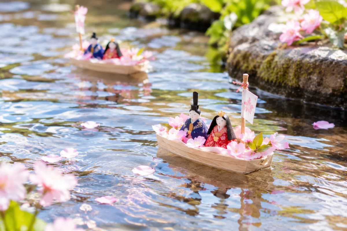 水面に浮かぶ流し雛