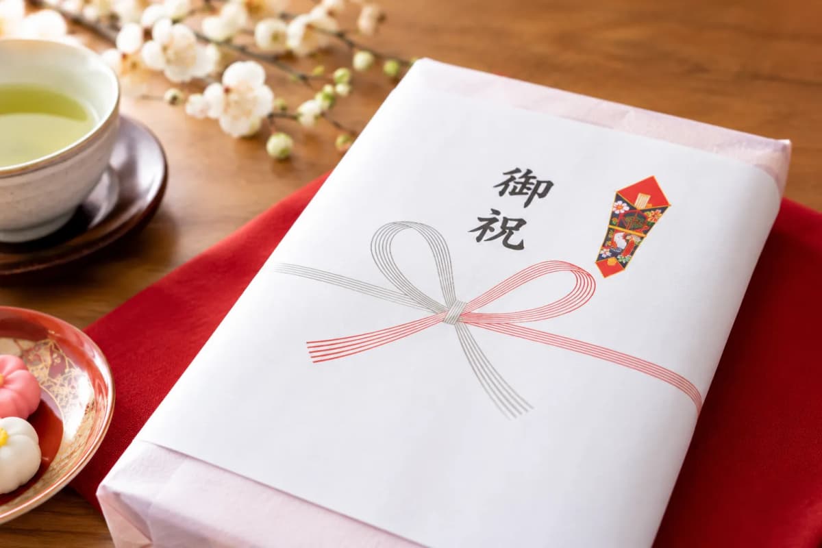 蝶結びの水引がついたのし紙と和菓子