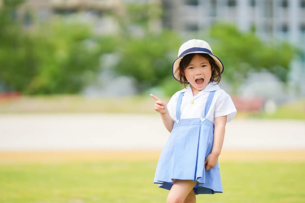 幼稚園の制服を着た女の子