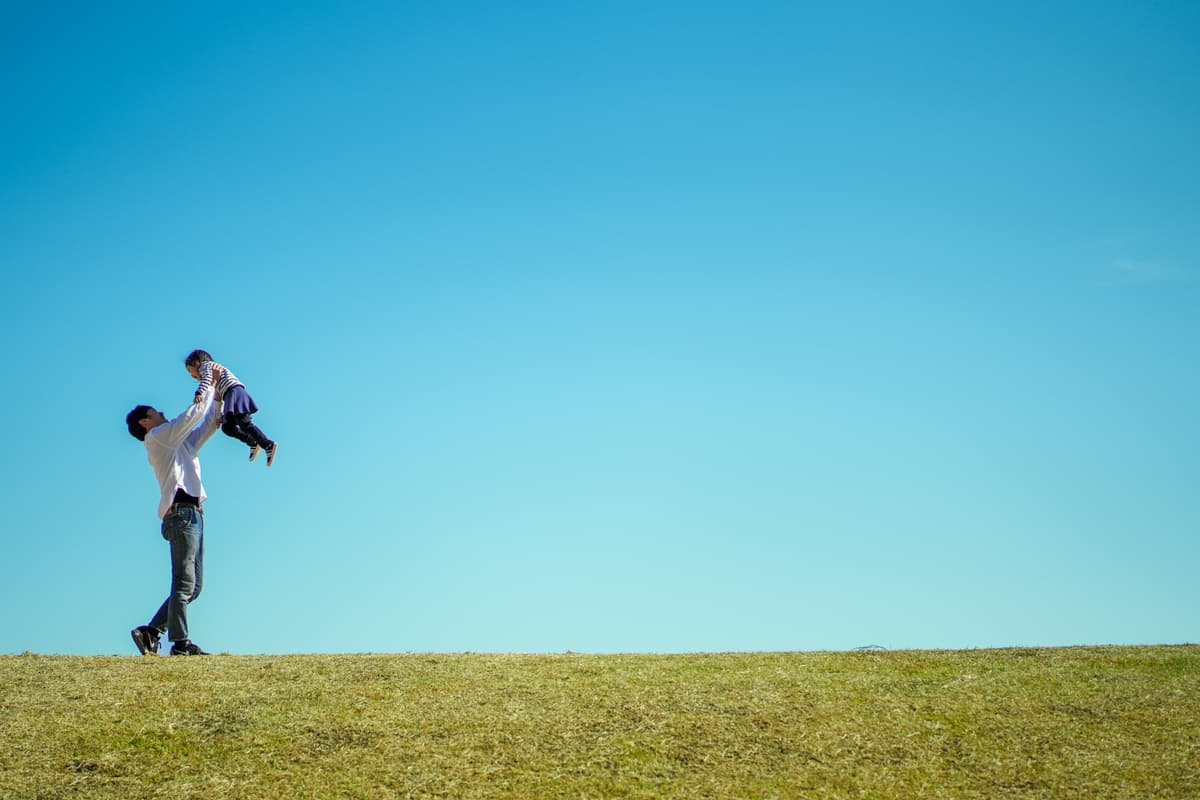 青空の下で過ごす家族