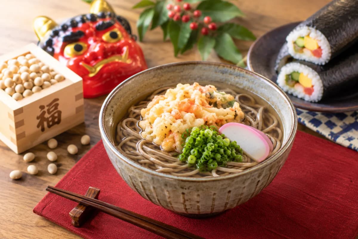 升に入った福豆と鬼の面、節分そば