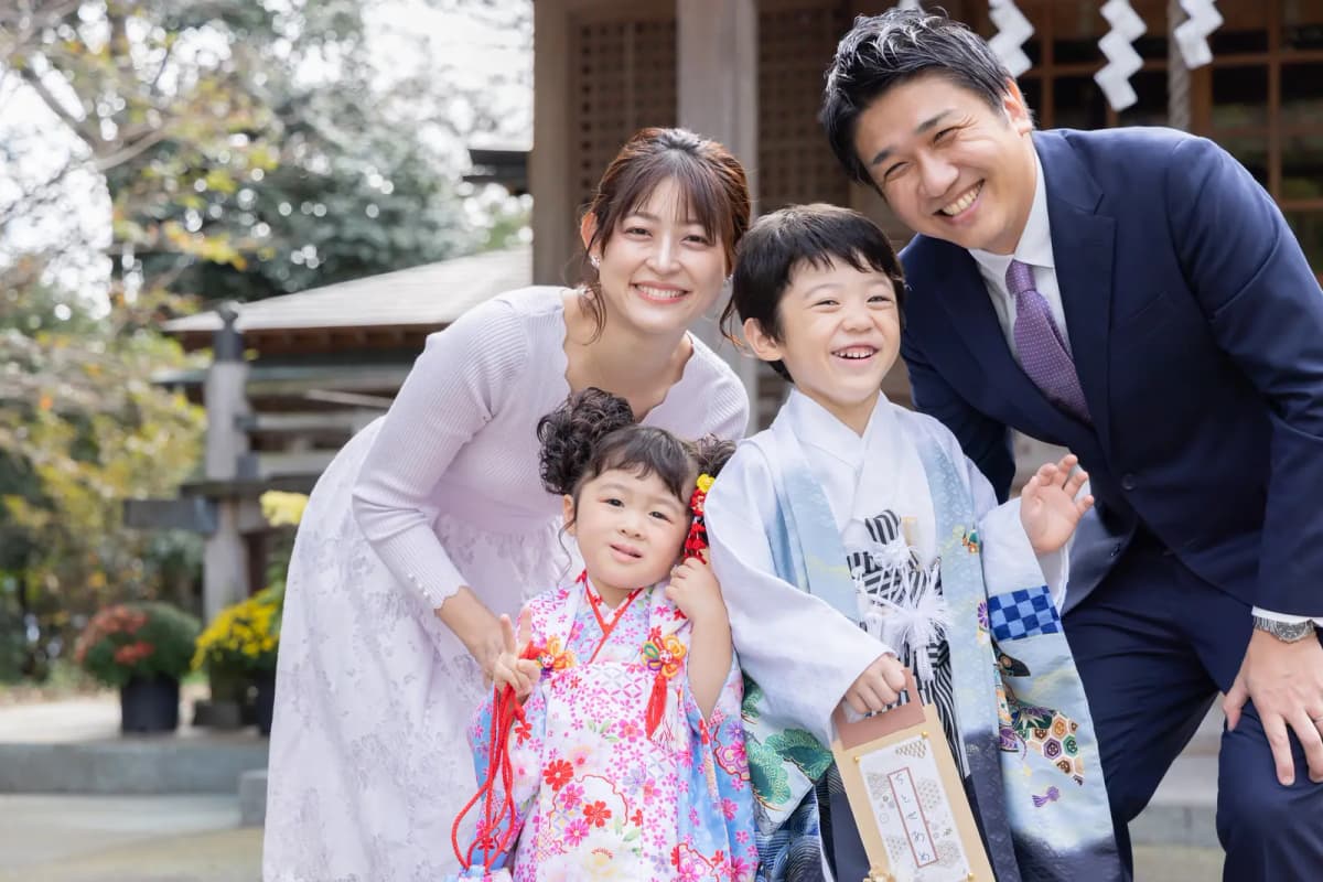 神社で笑い合う七五三の家族