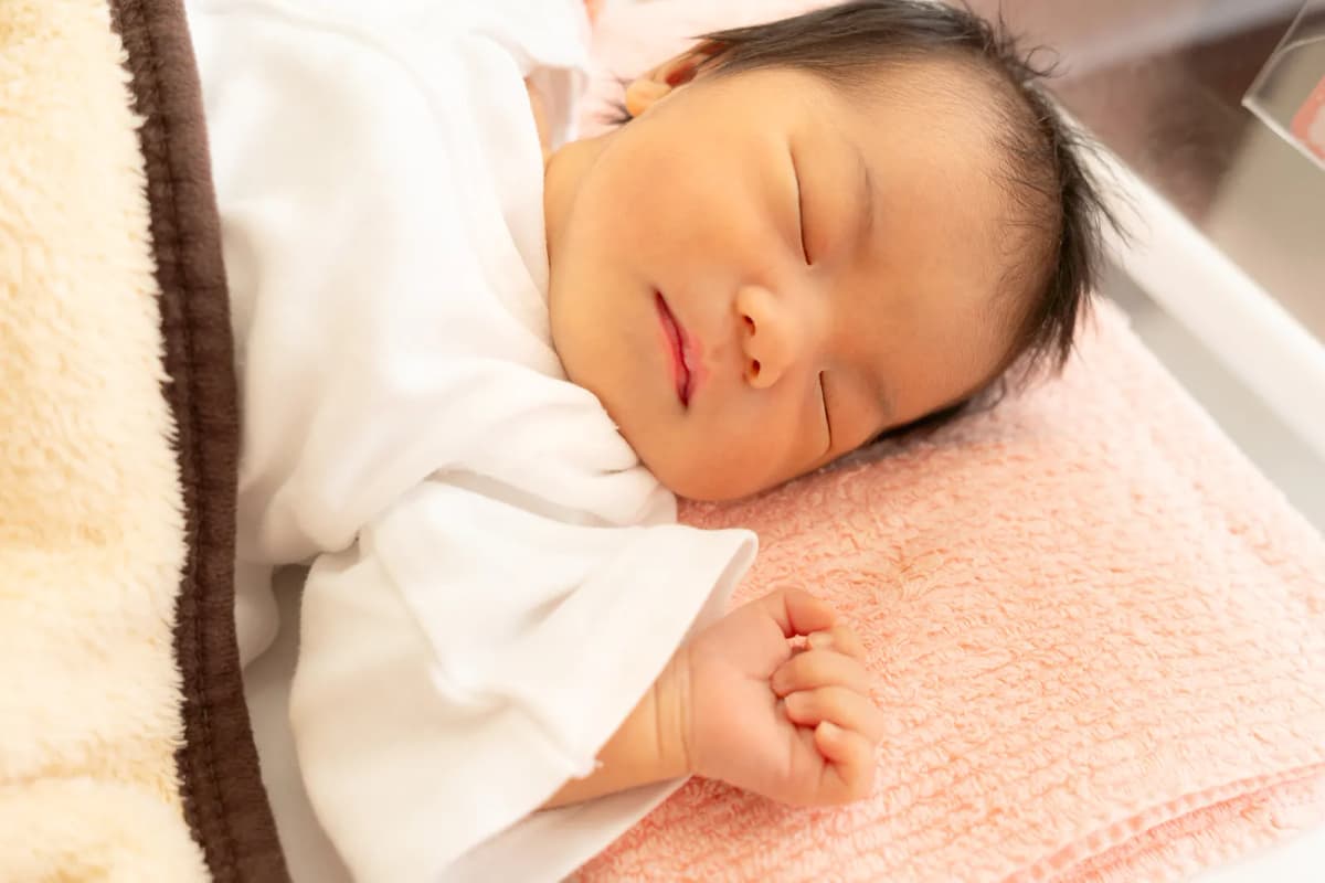 タオルの上で眠る新生児