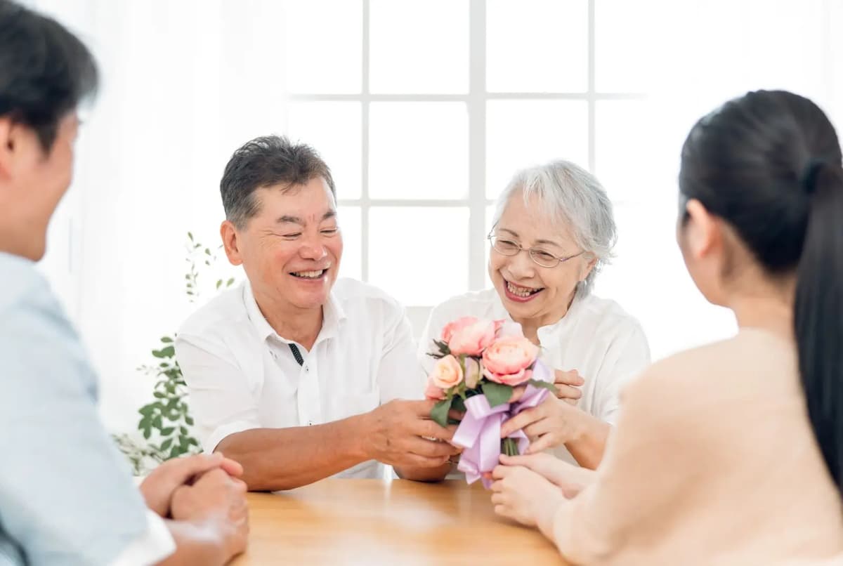 花束を受け取る祖父母
