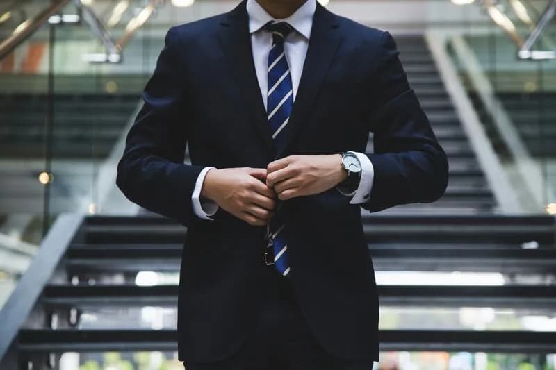 紺のスーツを着た男性