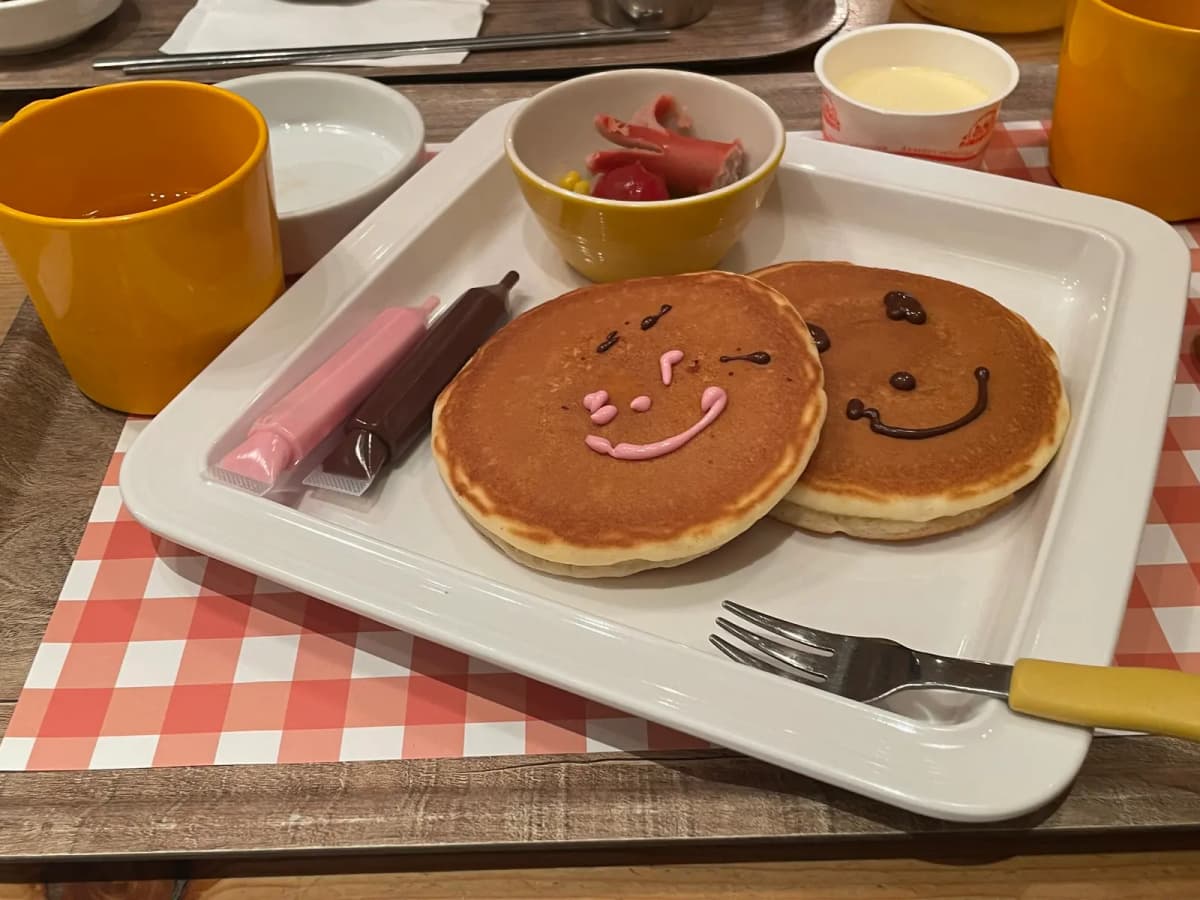 顔を描いたパンケーキのプレート