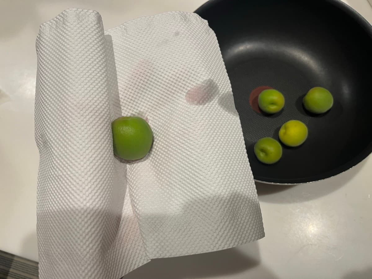 水気を拭いてヘタを取った青梅をボウルに並べた様子