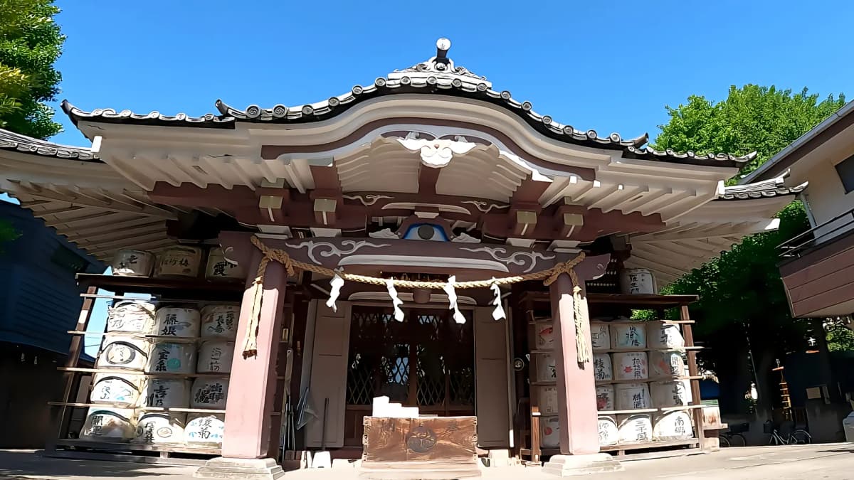 晴れた日の神社の拝殿