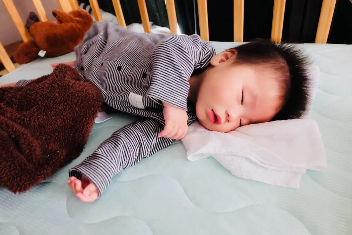 ベビーベッドで眠る赤ちゃん