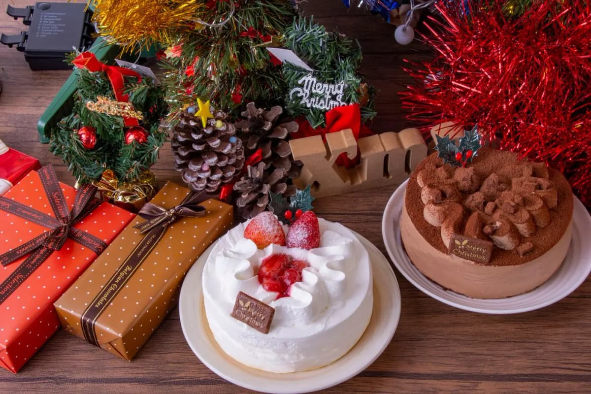 クリスマスケーキとプレゼントが並ぶ食卓