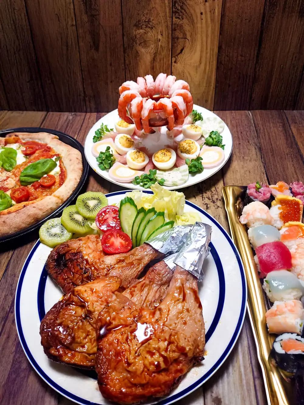 チキンやピザ、手巻き寿司が並ぶパーティーの食卓