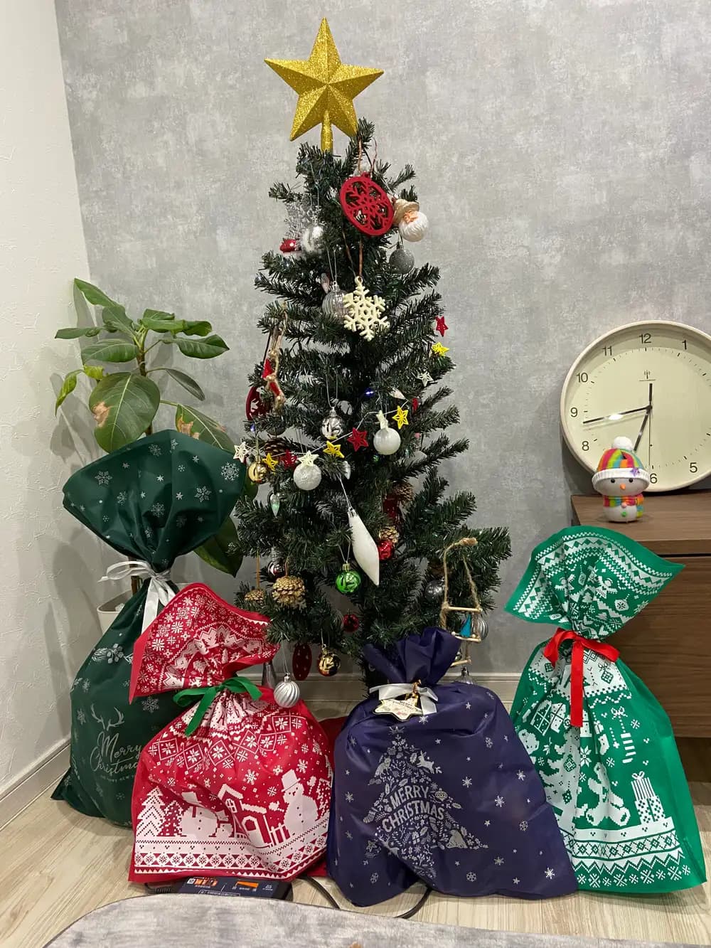 クリスマスツリーの根元に置いたプレゼント