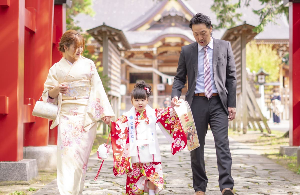 手をつなぐ家族