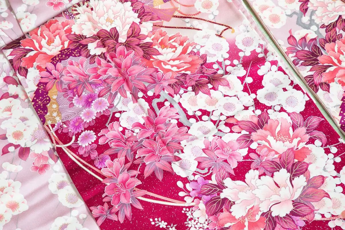 桜や花の柄が入ったピンクの振袖