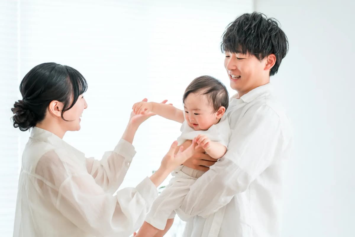 赤ちゃんを抱っこする夫婦