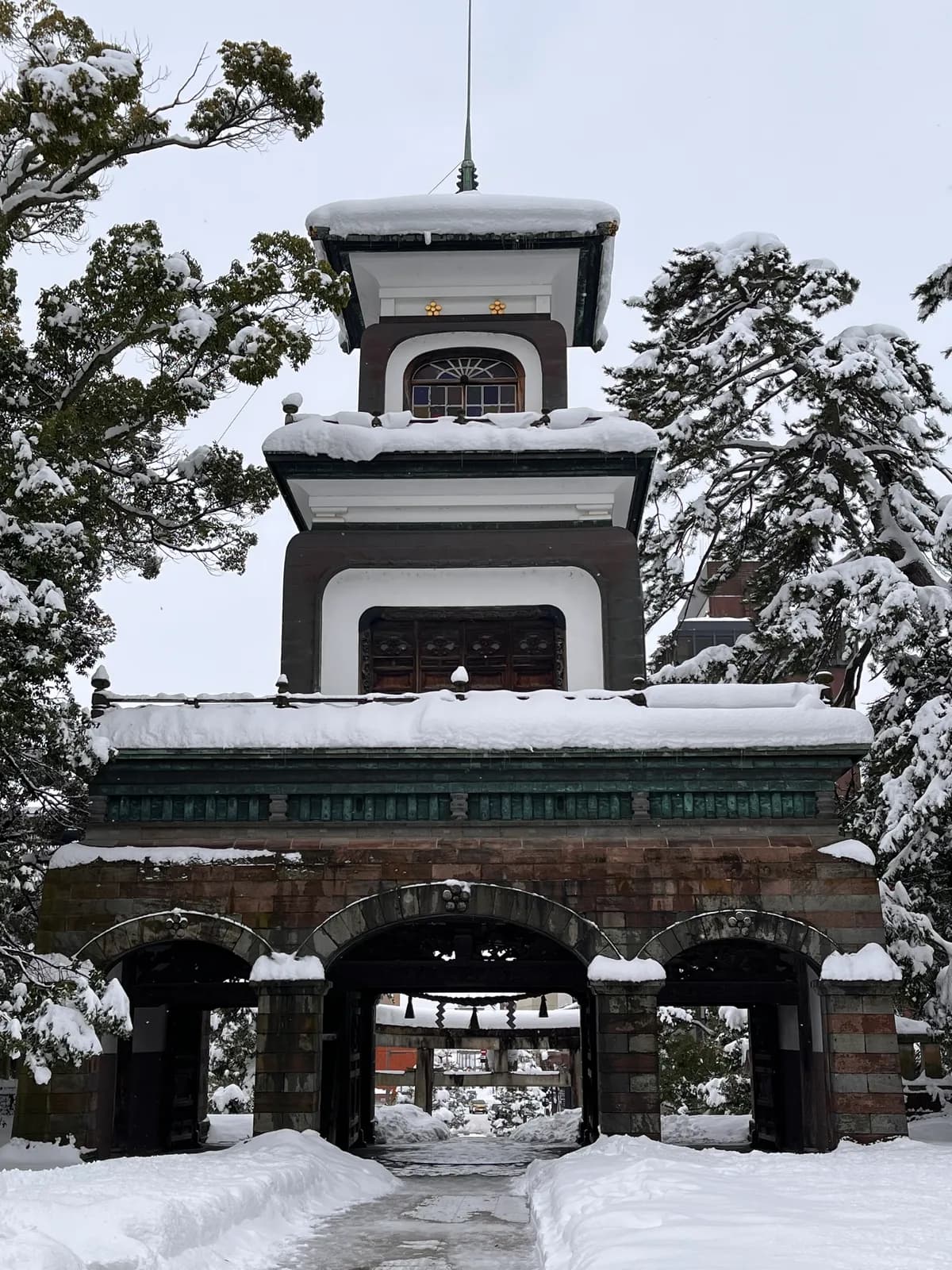雪の積もった神社の門