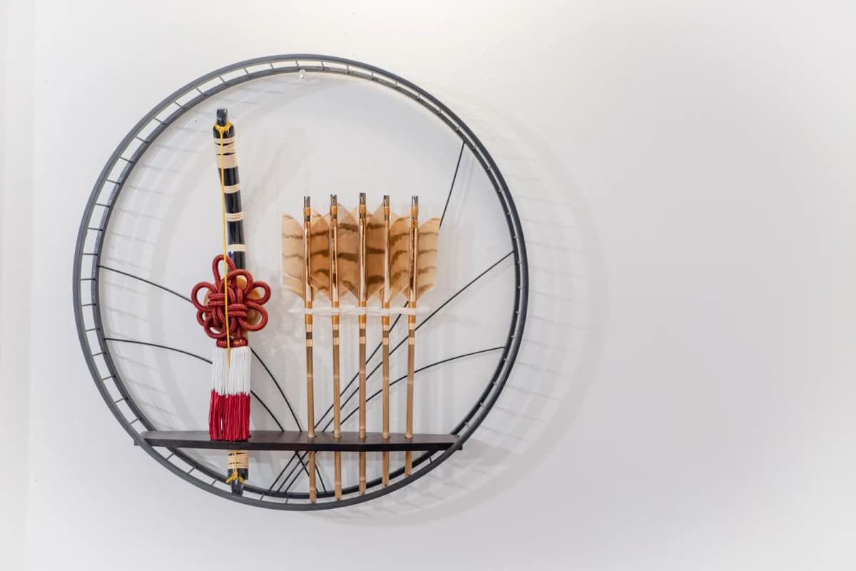 飾り台に飾った破魔弓