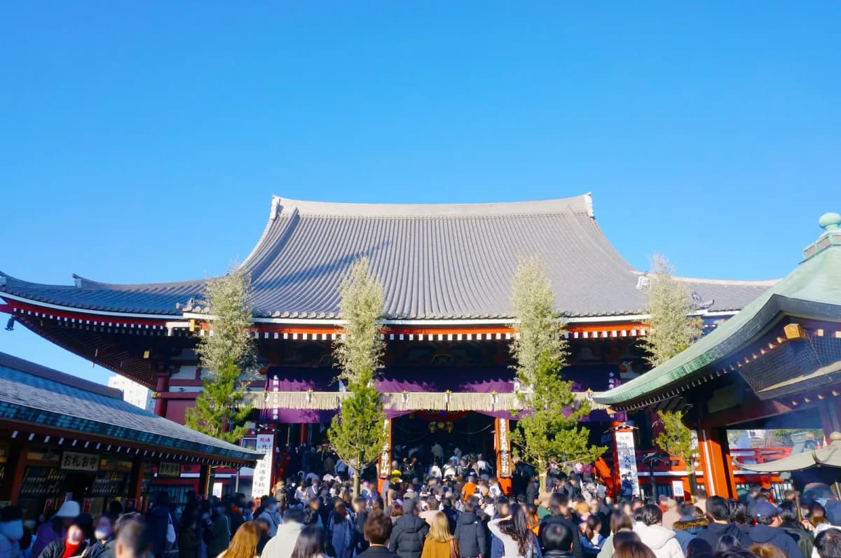 初詣の参拝を待つ行列