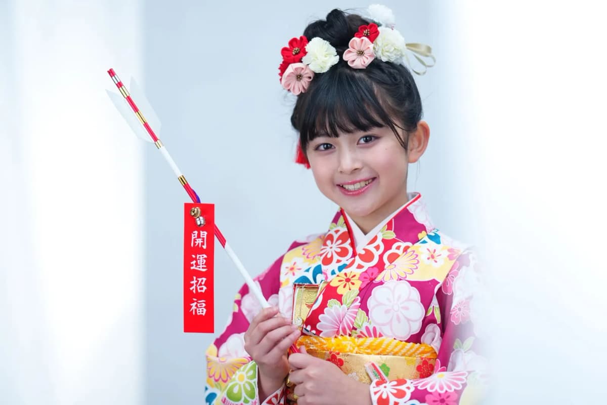 破魔矢を持つ晴れ着姿の女の子