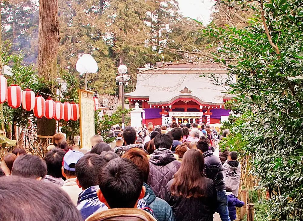 初詣の参拝者で混み合う神社の参道