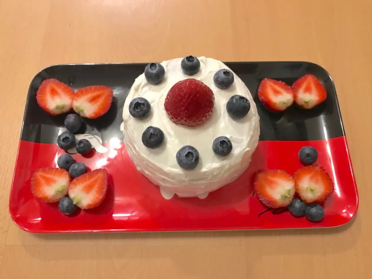 いちごとブルーベリーで飾った手作りの誕生日ケーキ