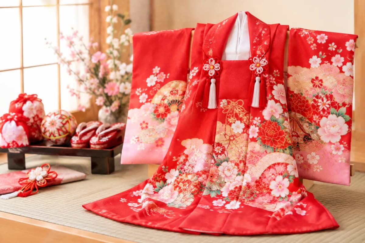 和室に掛けられた赤い祝い着