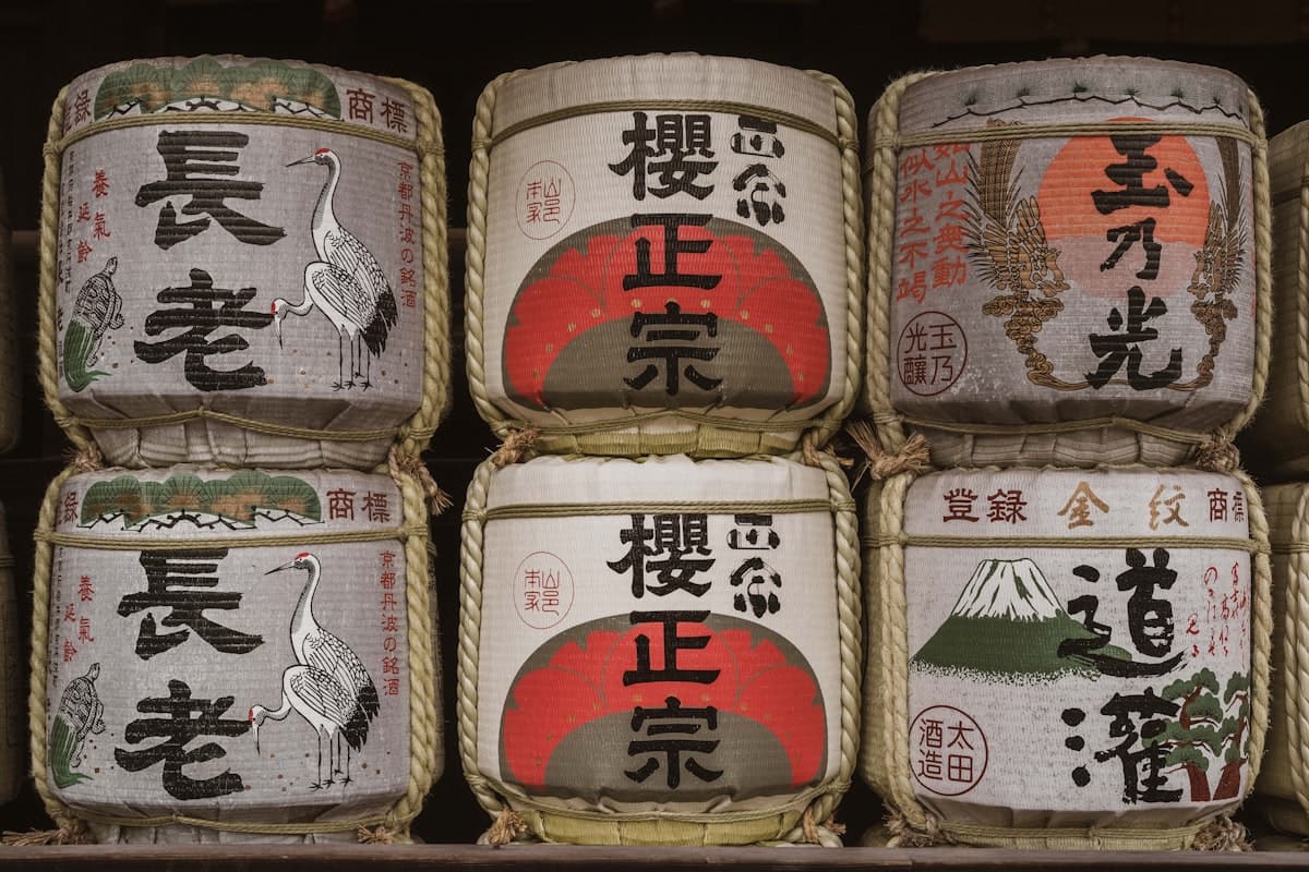 神社に奉納された菰樽(こもだる)が並ぶ様子