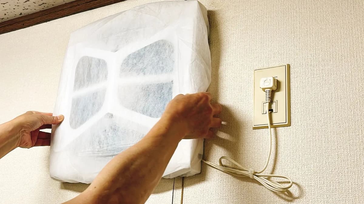 換気口のフィルターを交換する手元