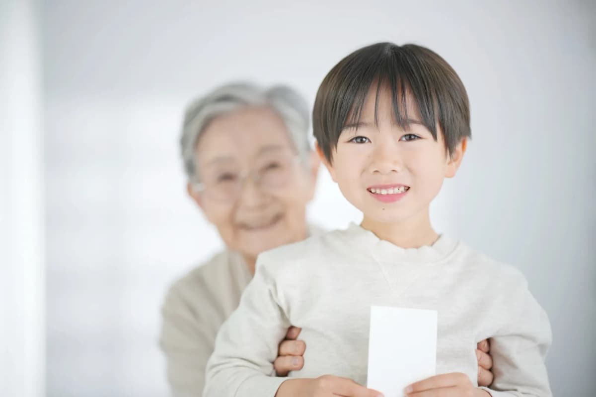 お年玉の袋を手にした男の子と祖母