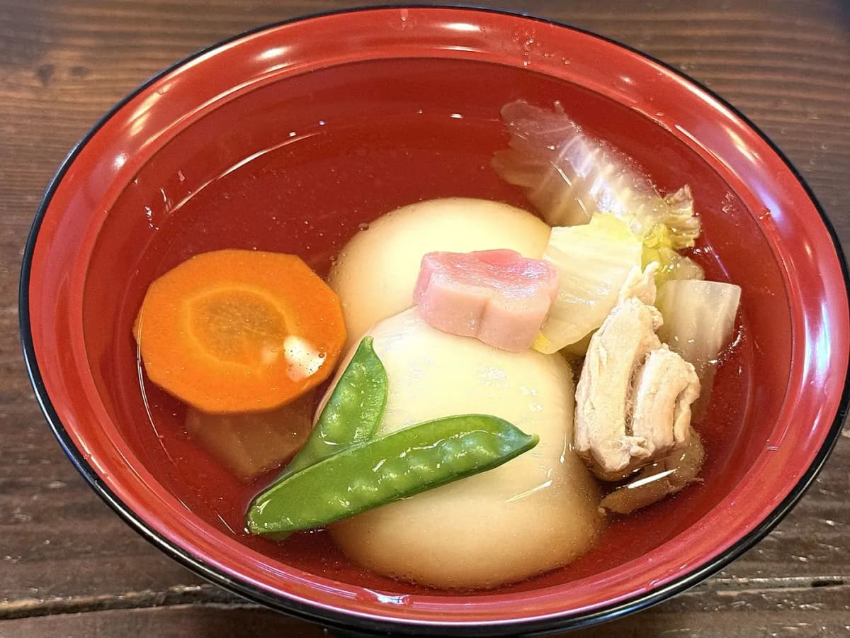 丸餅と野菜が入ったお雑煮