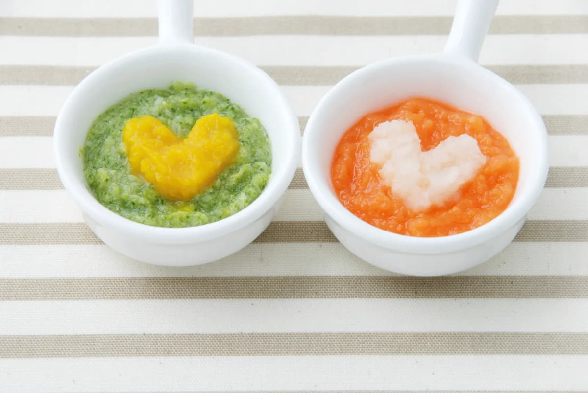 ハート形に盛りつけた野菜の離乳食