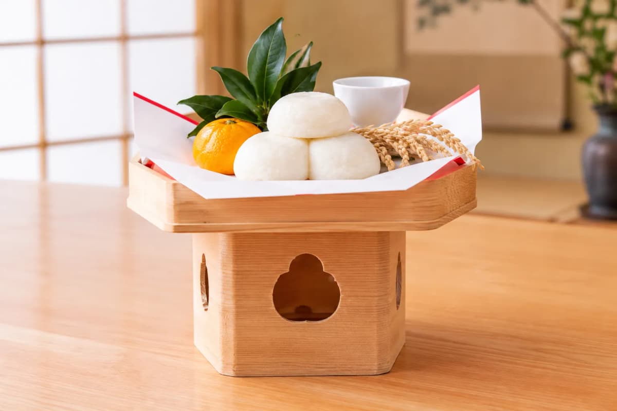 三方に供えられた鏡餅とみかん