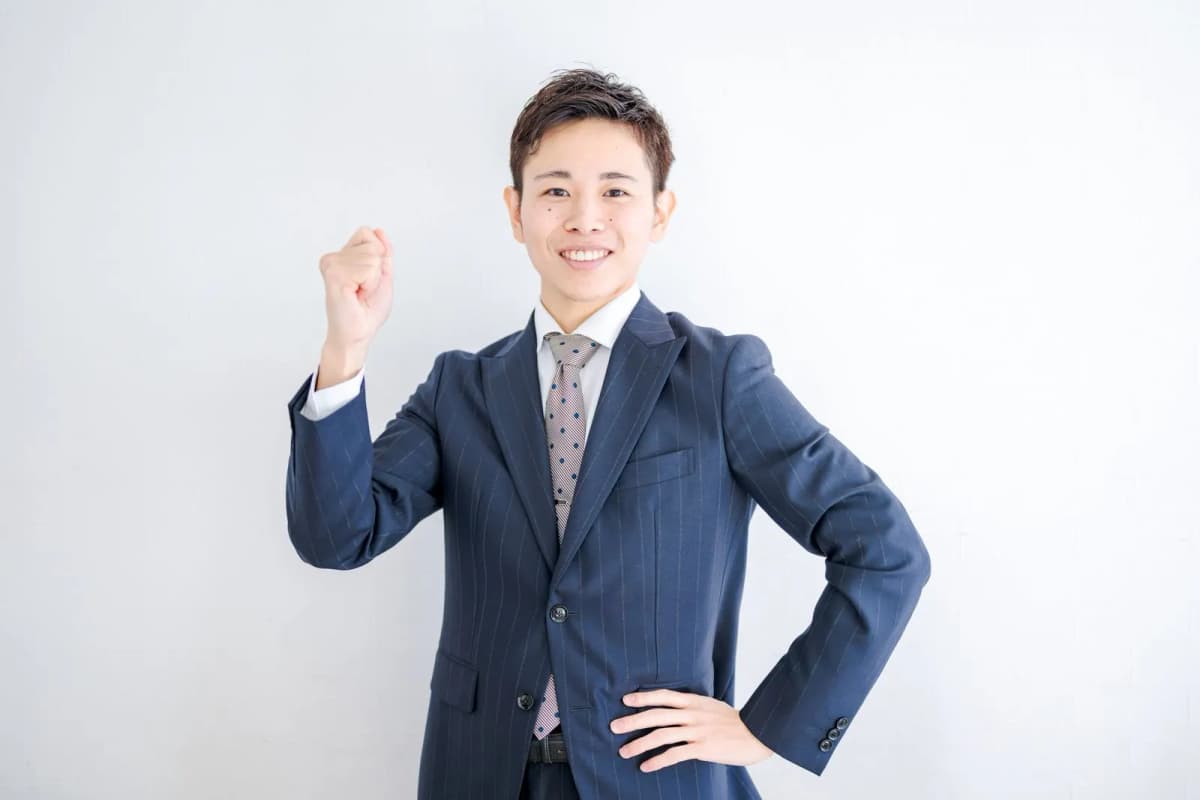 紺のスーツを着た男性