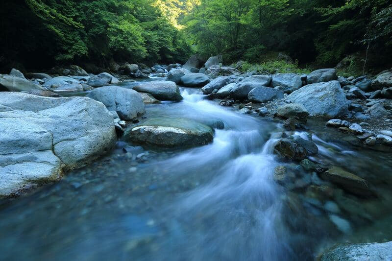 岩場を流れる清流
