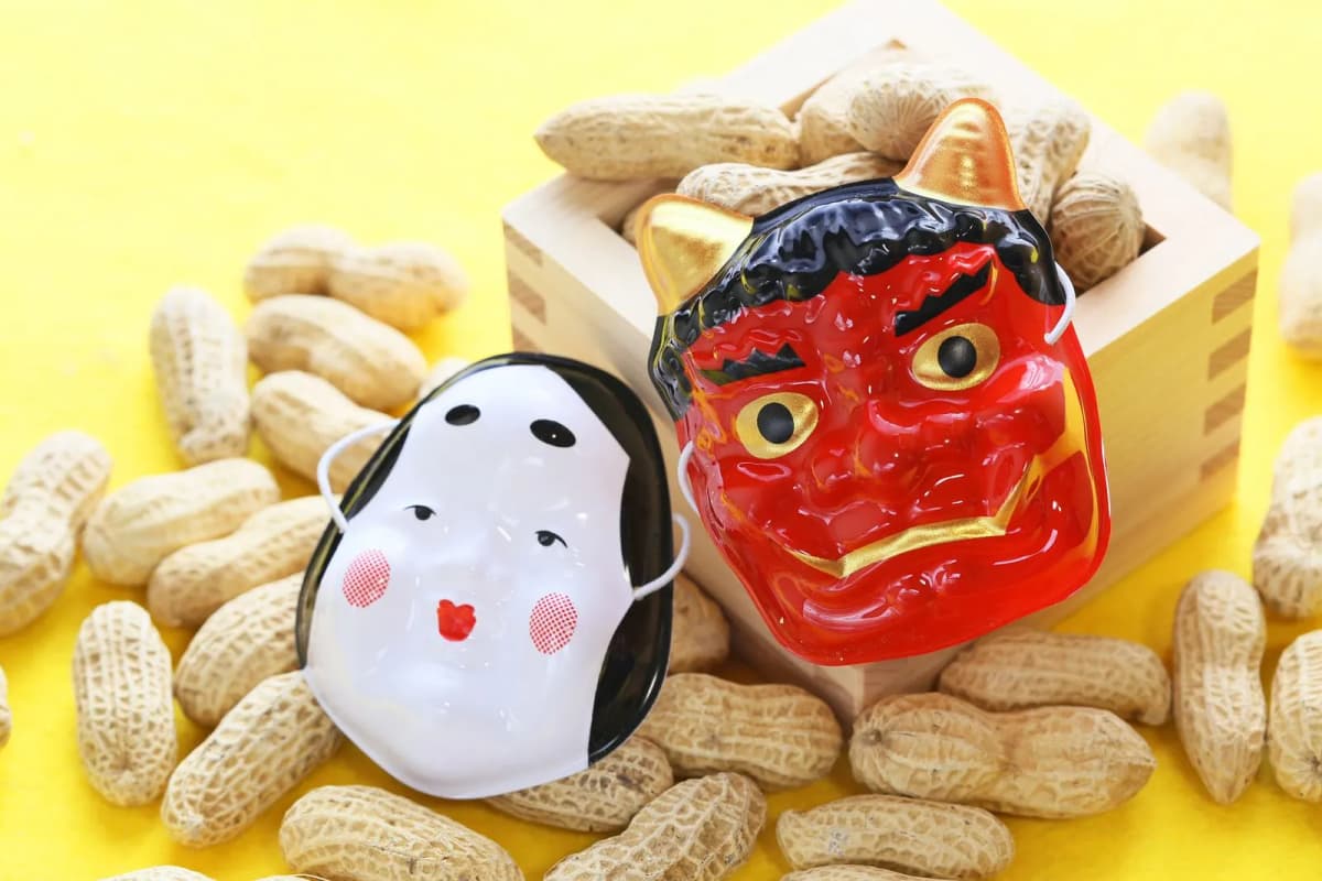 升に入った落花生と鬼・お多福のお面