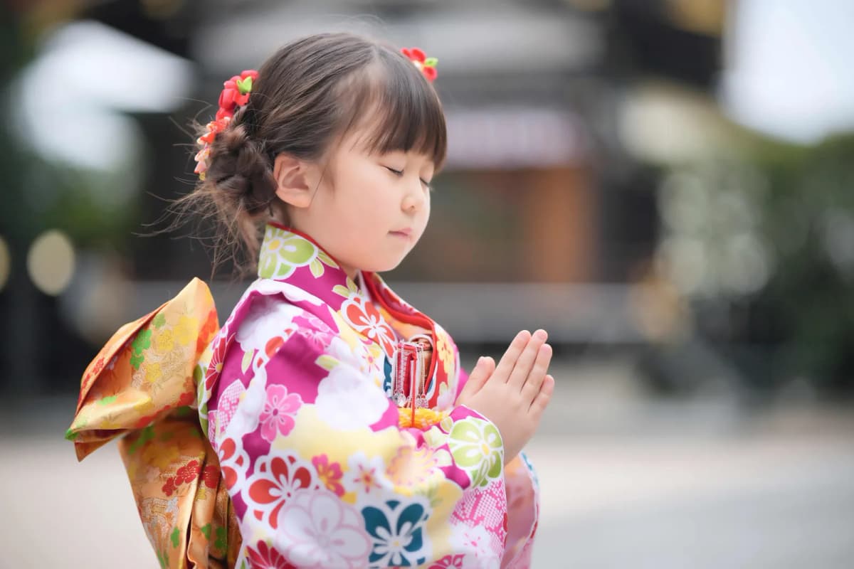 手を合わせる着物の女の子