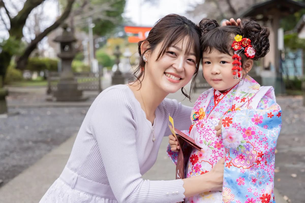 着物の娘と笑顔の母親