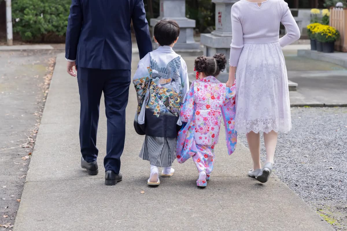 参道を歩く七五三の家族の後ろ姿